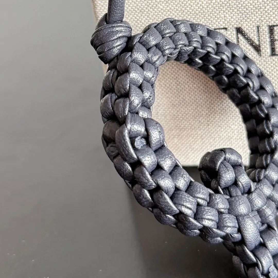 Batch 420 Let’s see what new cute little thing BV has released~ It’s this letter pendant, which is different from the puppy pendant. The weaving of this letter is more three-dimensional, and the material is very solid, and it is not easy to deform even if it is folded. Style number: Q